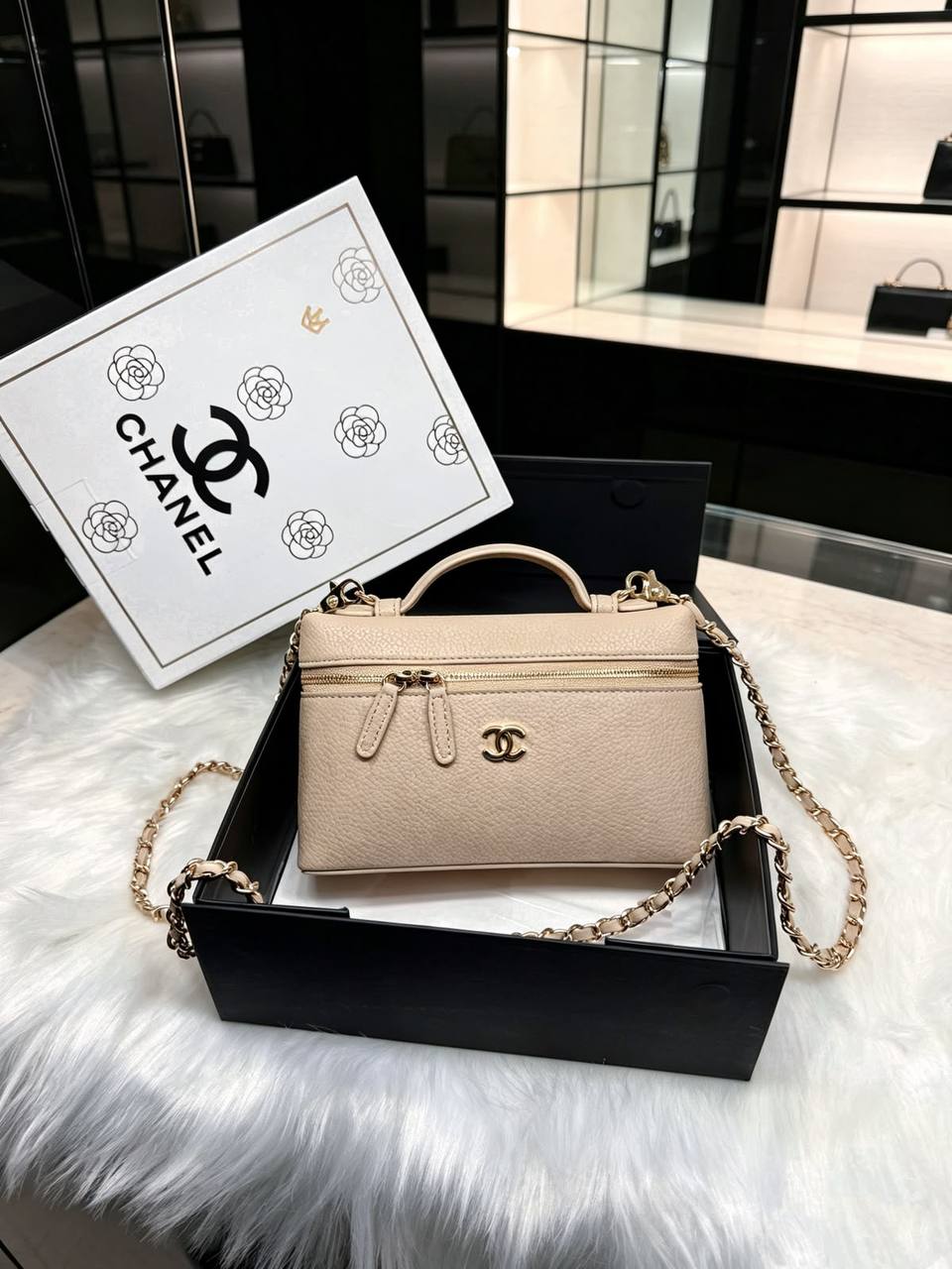 CHANEL 26 A 
 Super leather. 
Bag size :19*12 
240 dhs🇦🇪🇦🇪
with box

Zain38
♥️♥️♥️