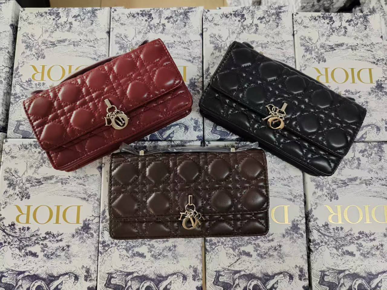 Dior
105 dhs🇦🇪🇦🇪
good-quality with box

Zain35
♥️♥️♥️