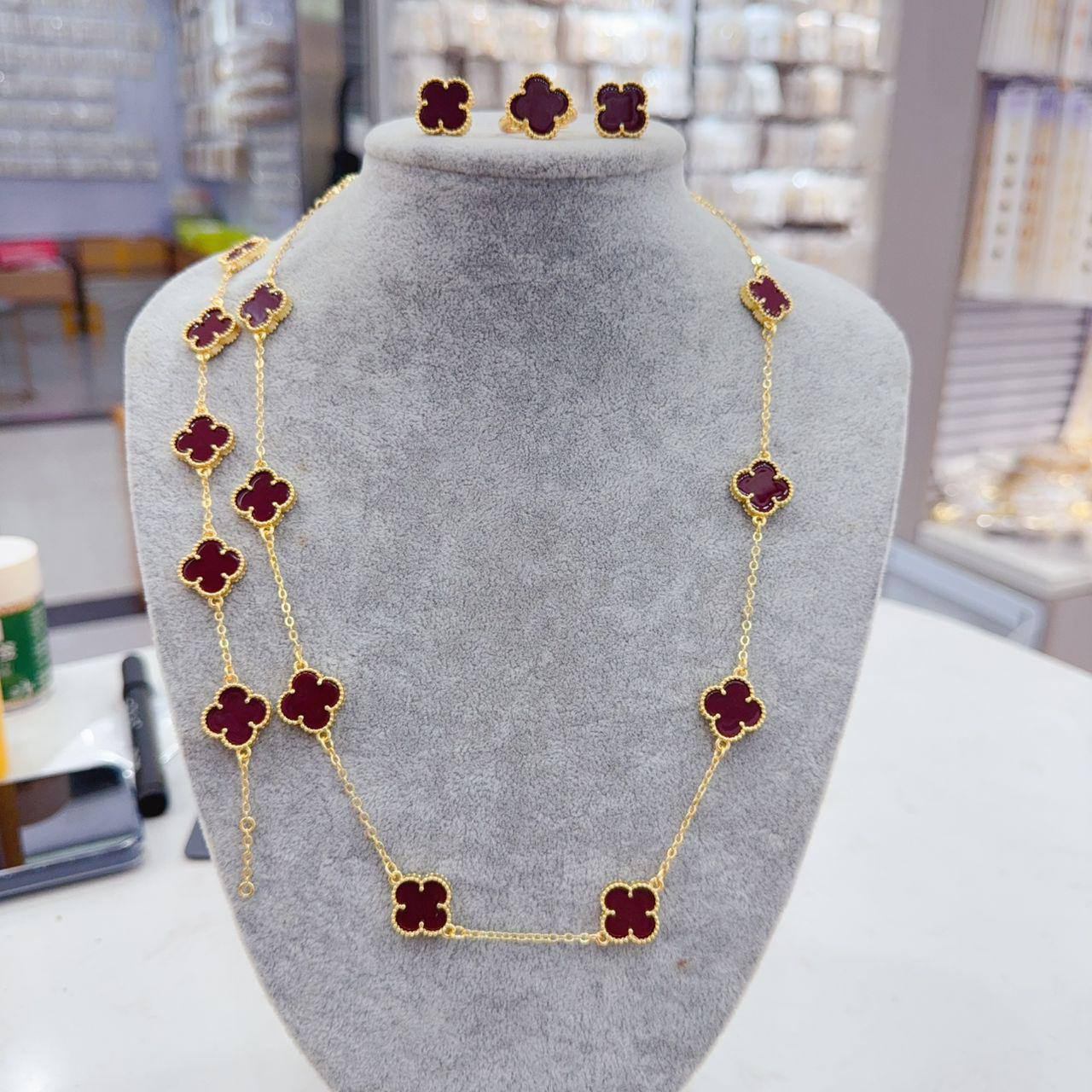 VCA set💥*
*Stainless steel SET 💯*
Necklace ❤️‍🩹
Earring 🍁
Breslat ❣️
Ring 💍 free size
With normal boxes 📦 
And paper bag 🛍️
65 dhs🪙🌨️
With master box 🗃️ 
110 dhs🪙🌨️

Zain216
♥️♥️♥️