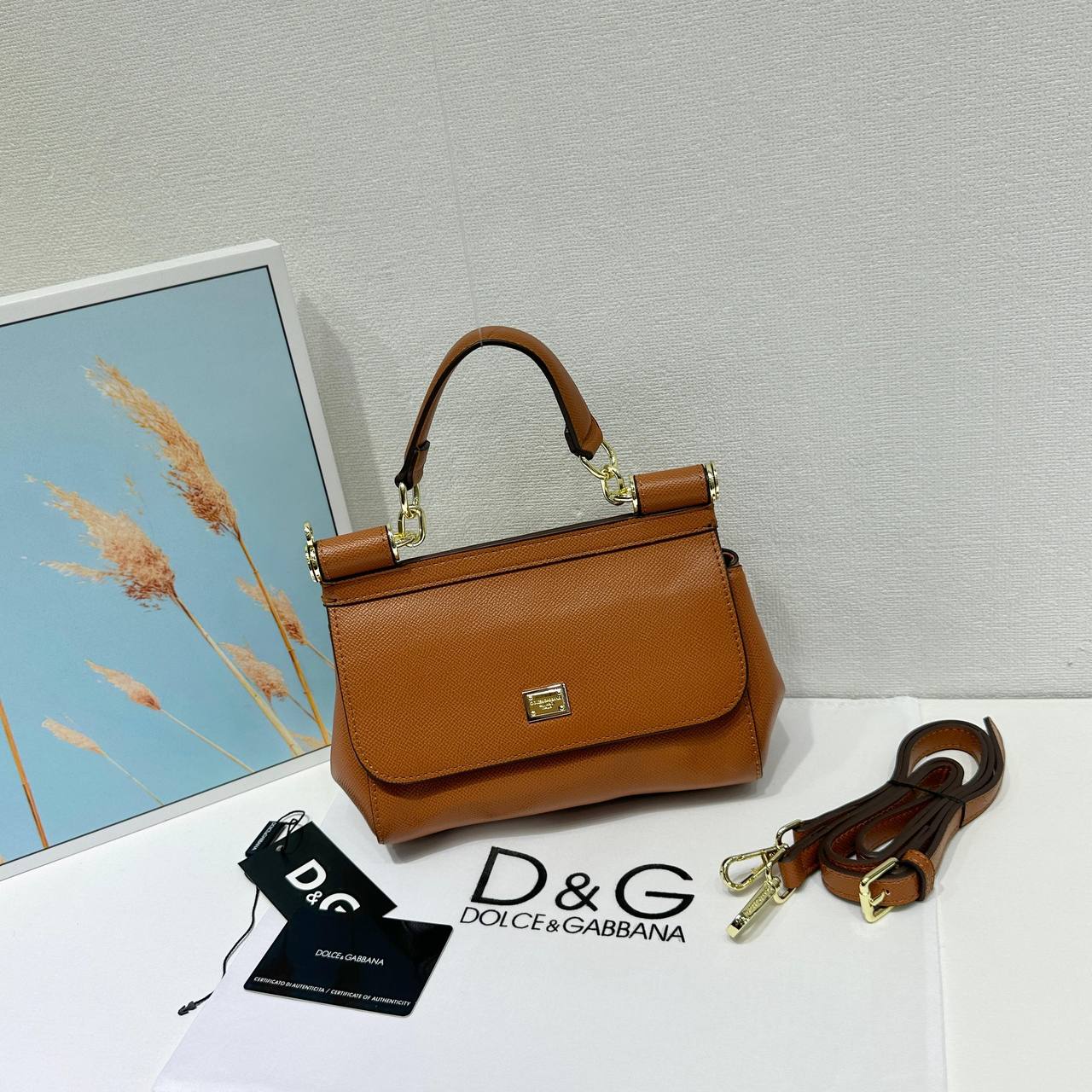 D&G
High quality 
Size: 20cm

With box 
🎁🎁🎁

110 dhs🪙🖤

Zain50
♥️♥️♥️