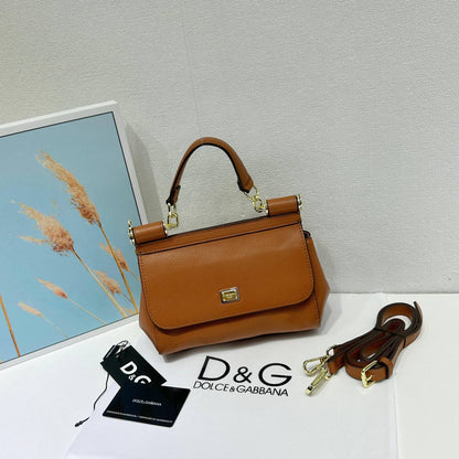 D&G
High quality 
Size: 20cm

With box 
🎁🎁🎁

110 dhs🪙🖤

Zain50
♥️♥️♥️