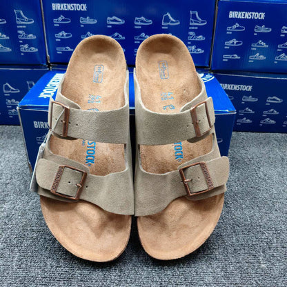 BIRKENSTOCK 
LEATHER SLIPPER 
Original  leather
150 dhs✅
40 to 45

Zain40
♥️♥️♥️