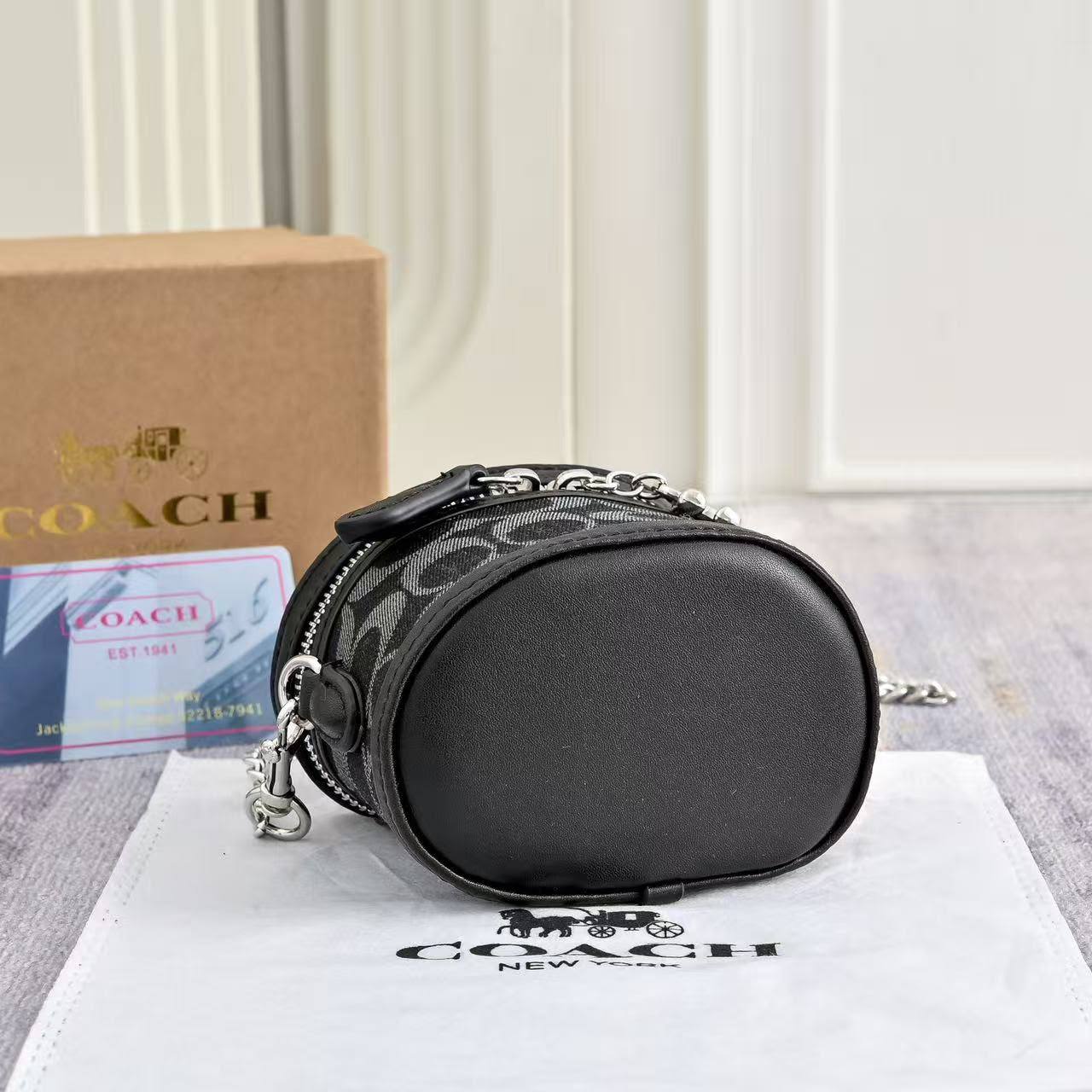 Coach
Coach 
90 dhs🇦🇪🇦🇪
with box
size 11×8.5×9cm

Zain42
♥️♥️♥️