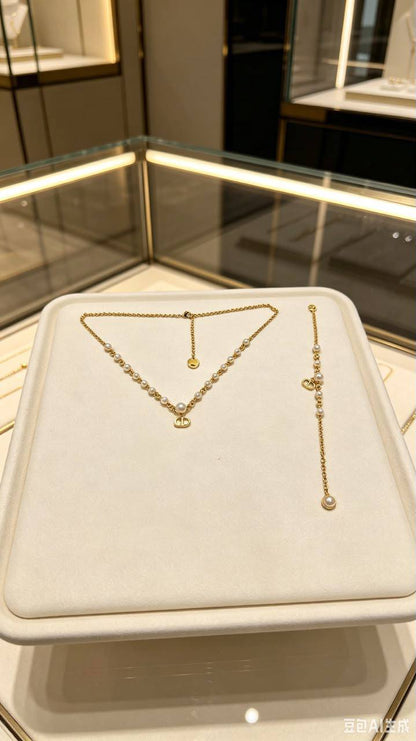Dior set* ☘️
Necklace 
Bracelet 
Master quality 🍂

*110* AED normal box 📦 
*130* AED master box 🗃️

Zain48
♥️♥️♥️
