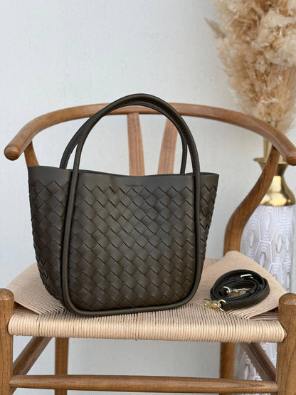 BOTTEGA VENETA
27cm
340 dhs❣️
Top quality 
With box🎁

Zain167
♥️♥️♥️