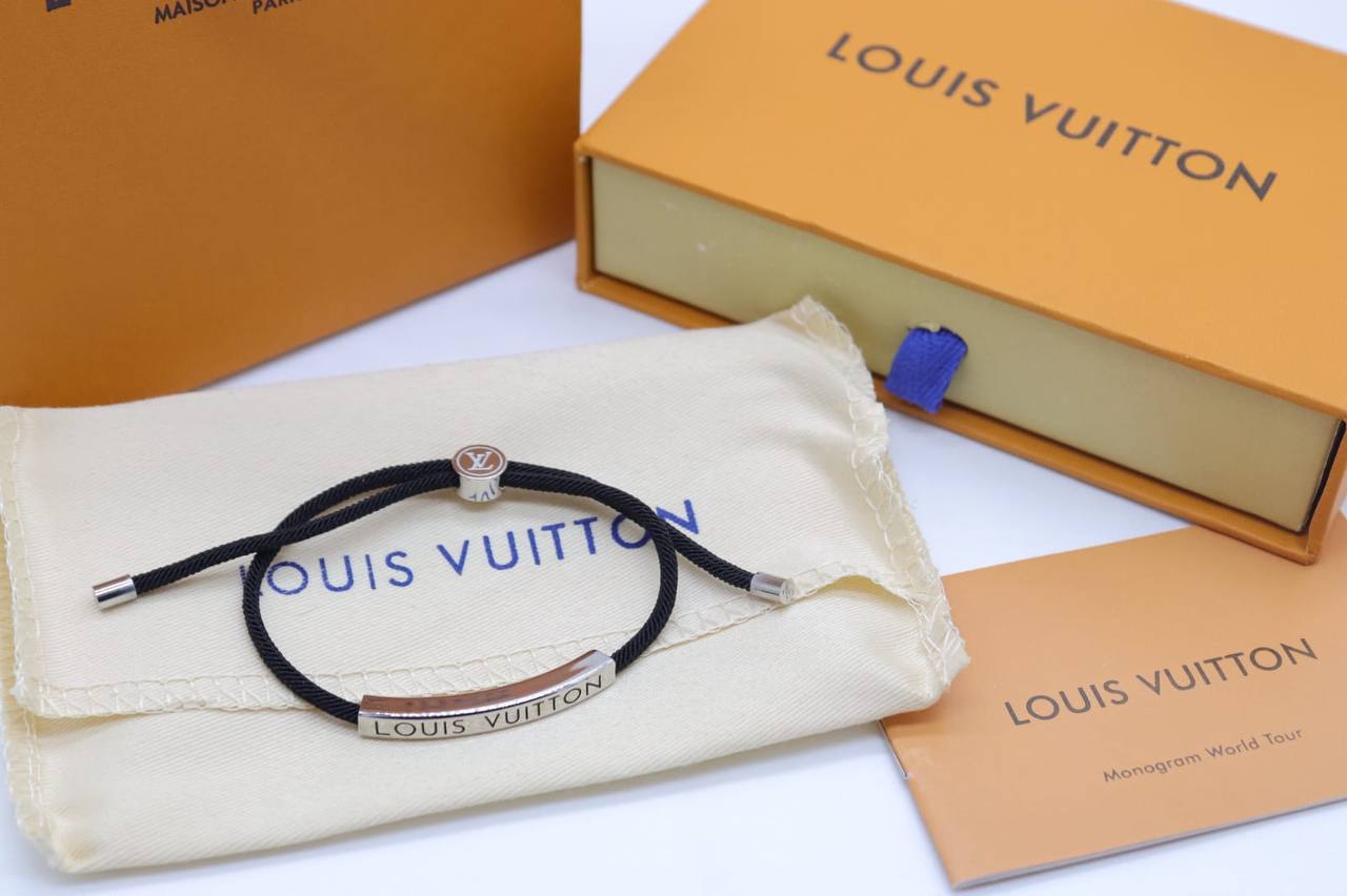 LV Bracelet
with box
🎁🎁🎁

65 dhs✅

Zain33
♥️♥️♥️