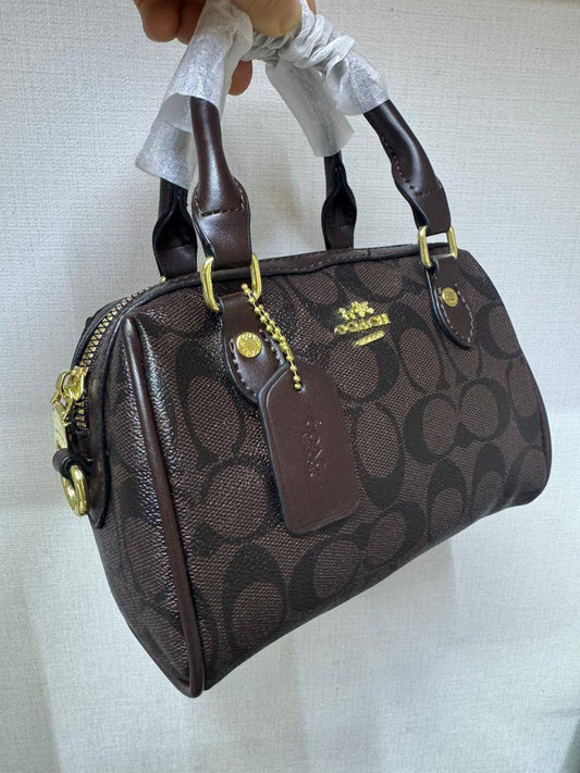 🎉 Offer 🎊  Coach Rowan
High quality +🎁
Size : 19 * 13 cm
60 dhs🪙🌨️

with box 🎁

Zain115
♥️♥️♥️