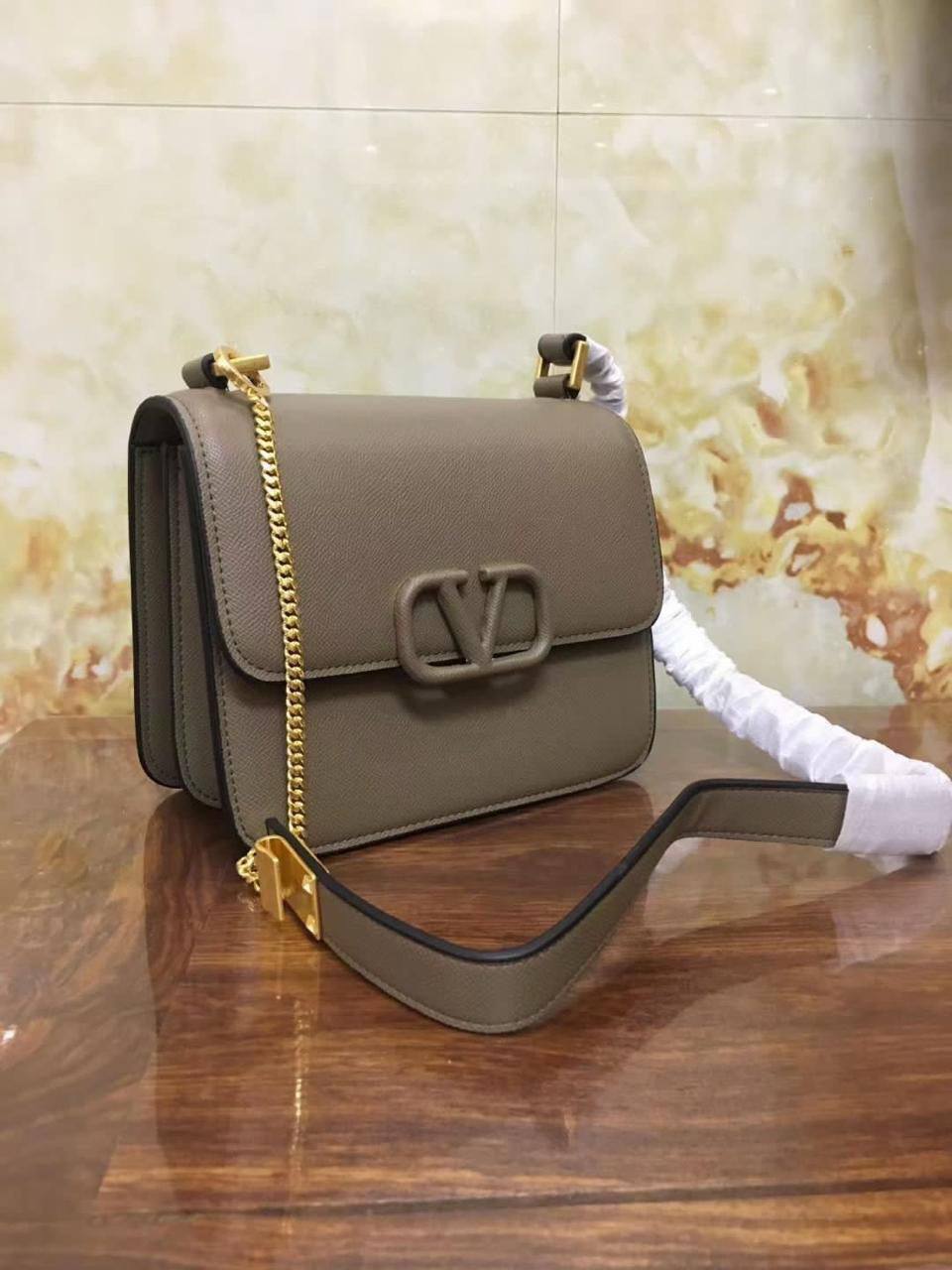 VALENTINO 

95 dhs🗽

with box
🎁🎁🎁

Zain90
♥️♥️♥️