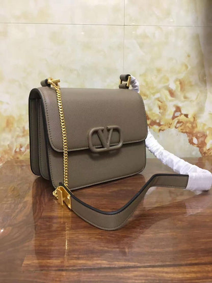 VALENTINO 

95 dhs🗽

with box
🎁🎁🎁

Zain90
♥️♥️♥️