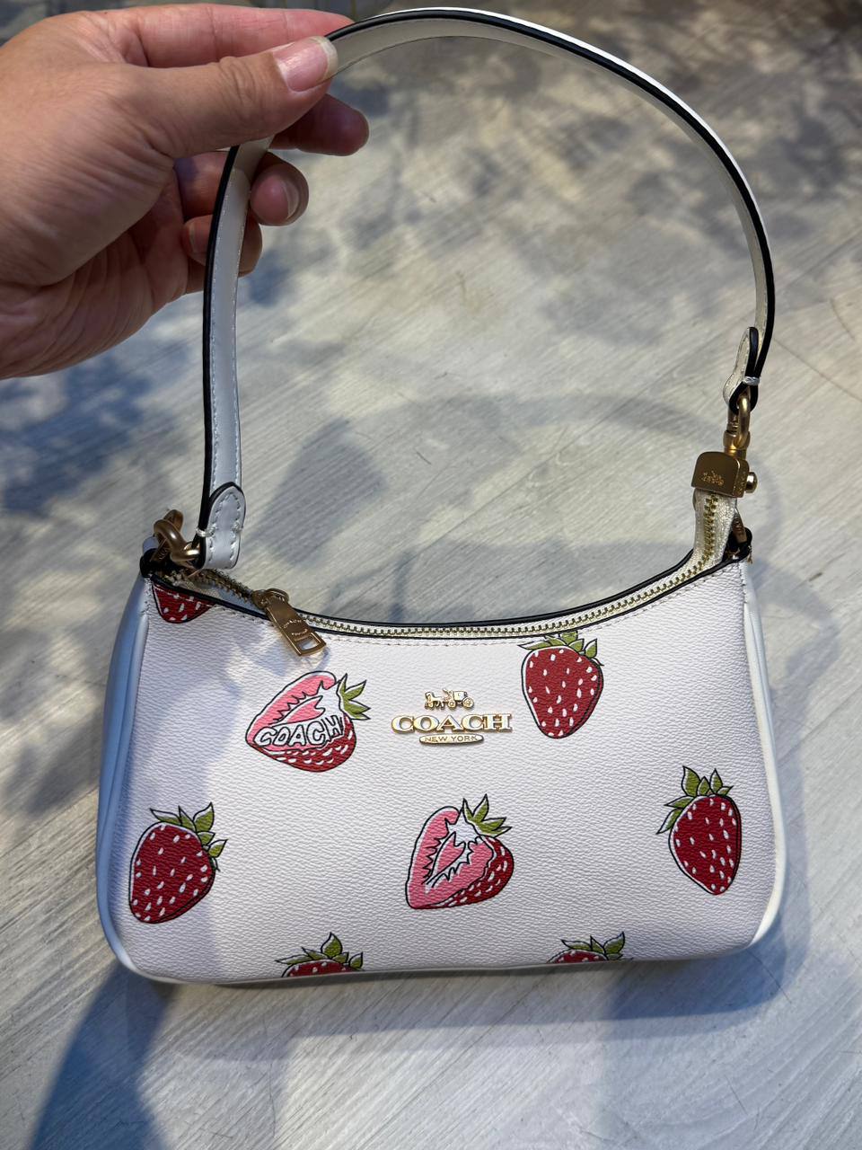 COACH Terry 25

25cm

95 dhs🪙🌨️ 

with box
🎁🎁🎁

Zain44
♥️♥️♥️