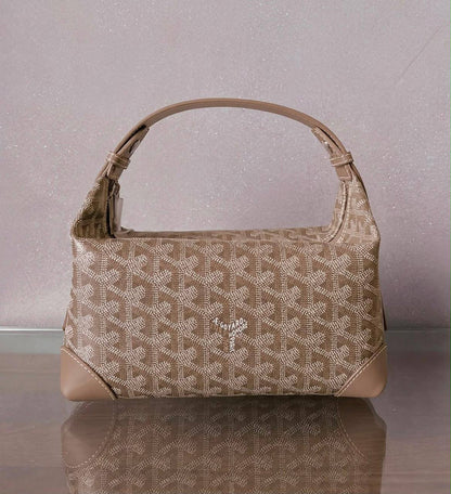 Goyard 
good quality 
with box 
120 dhs🇦🇪🇦🇪
Size : 25cm

Zain17
♥️♥️♥️