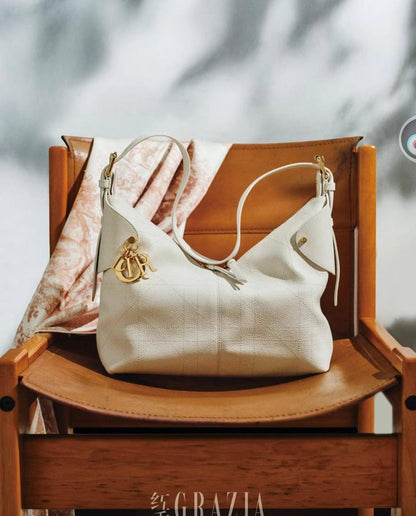 Dior

120 dhs✅

with box
🎁🎁🎁

Size：27/23/12

Zain07
♥️♥️♥️