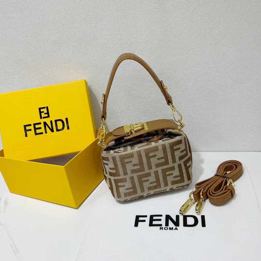 Fendi

Best quality

With box

90 DHS🇦🇪🇦🇪🇦🇪

size 16cm

Zain158
♥️♥️♥️