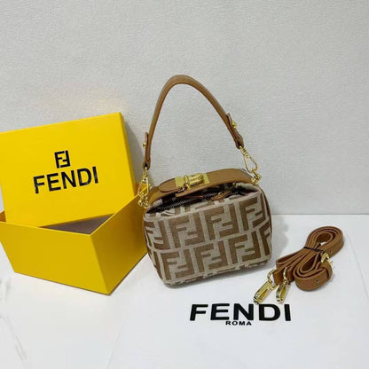 Fendi

Best quality

With box

90 DHS🇦🇪🇦🇪🇦🇪

size 16cm

Zain158
♥️♥️♥️
