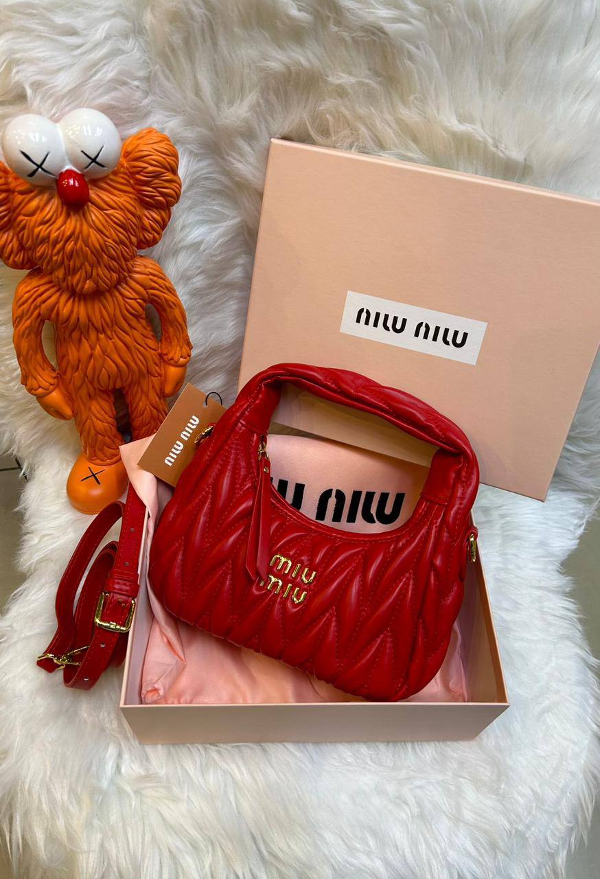 Miu Miu
New model, good quality,  
with box,  
🎁🎁🎁
size 21*12 cm 
95 dhs🪙🌨️

Zain12
♥️♥️♥️