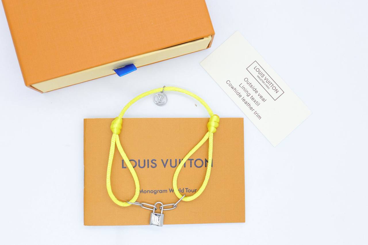 Bracelet 
55 dhs💓
+Box and paper bag🎁

Zain33
♥️♥️♥️