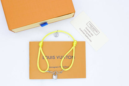 Bracelet 
55 dhs💓
+Box and paper bag🎁

Zain33
♥️♥️♥️