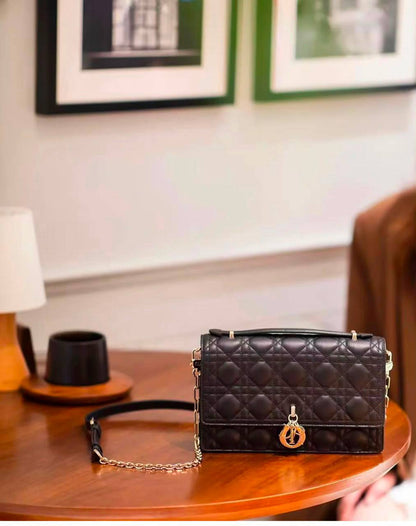Dior
105 dhs🇦🇪🇦🇪
good-quality with box

Zain35
♥️♥️♥️