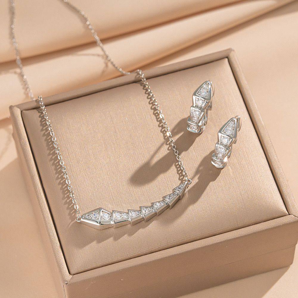 New arrival stainless steel chain Sets 
45 dhs🪙🌨️ / set without box 
55 dhs🪙🌨️ / set with branded box and paperbag

Zain243
♥️♥️♥️