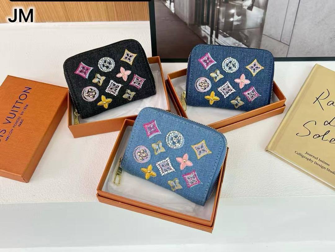 LV wallet

small
45 dhs🌺
size 12×2×10cm

big
50 dhs🌺
size 20×2×11cm

Zain42
♥️♥️♥️