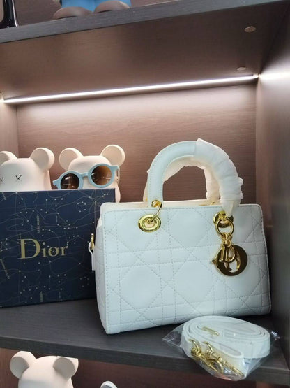 Dior
120 dhs✅
size：25cm
Good quality

With box
🎁🎁🎁

Zain35
♥️♥️♥️