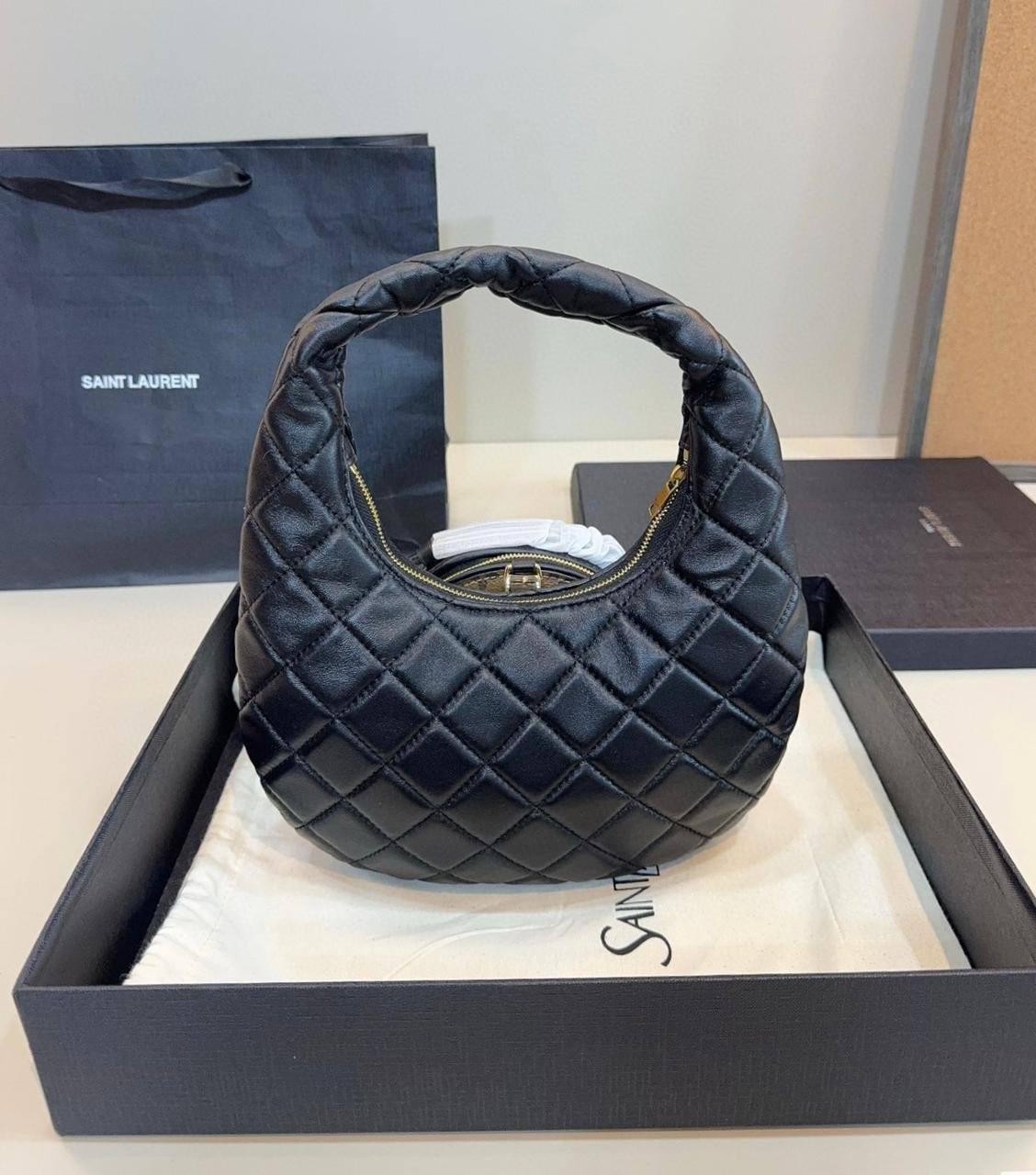 YSL 
COPY ONE SMALL SIZE NEW CAME 

WITH BOX 
🎁🎁🎁

130 dhs🪙🌨️

Zain39
♥️♥️♥️