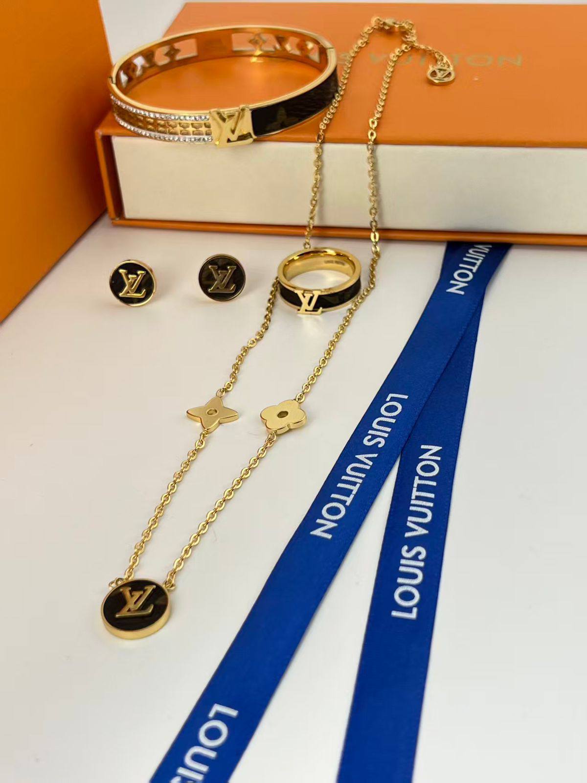 Stainless steel SET 💯*
Necklace ❤️‍🩹
Earring 🍁
Breslat ❣️
Ring 💍 free size
With normal boxes 📦 
And paper bag 🛍️
45 dhs🪙🌨️

Zain216
♥️♥️♥️