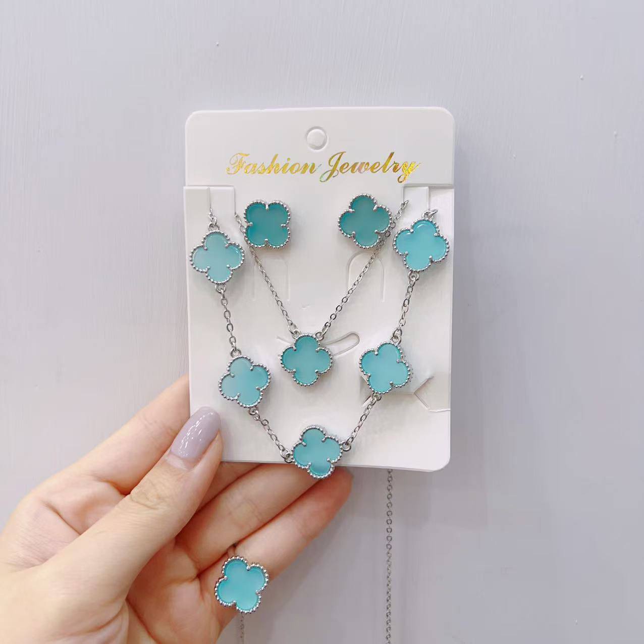 VCA SET ❤️‍🔥*
Necklace ✨
Earring 🍁
Bracelet 🦋
Ring free size 💍
Master quality 💯
With normal boxes 📦 
50 dhs❣️
With master box 🗃️ 
75 dhs❣️

Zain216
♥️♥️♥️