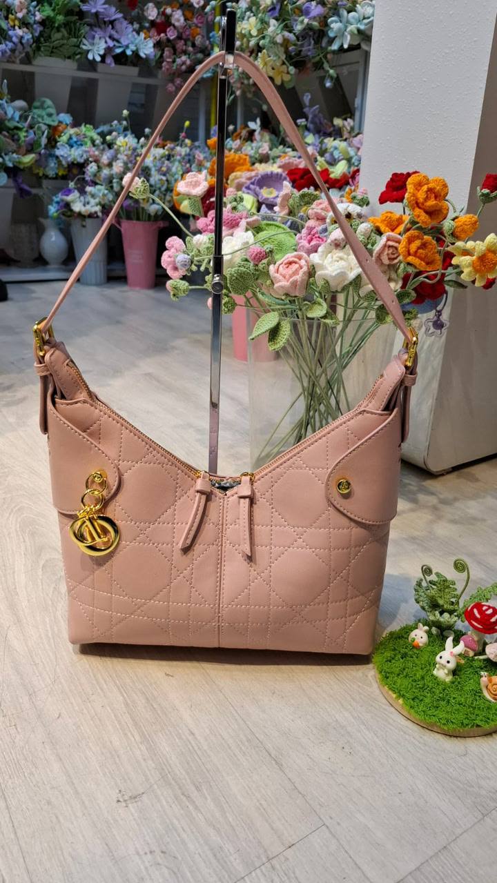 DIOR
27cm
100 dhs✅

Zain44
♥️♥️♥️