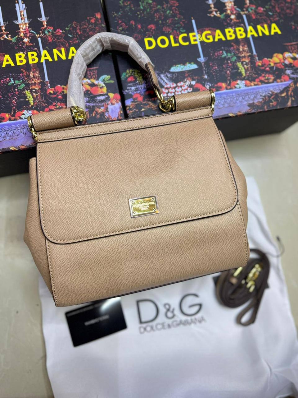 ❤️ Dolce & Gabbana 
1️⃣ First quality +🎁
Size : 25 * 22 * 13 cm
115 dhs💓
with box 🎁

Zain115
♥️♥️♥️