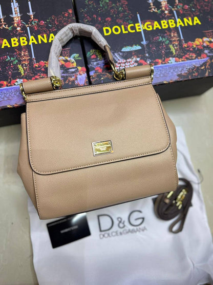 ❤️ Dolce & Gabbana 
1️⃣ First quality +🎁
Size : 25 * 22 * 13 cm
115 dhs💓
with box 🎁

Zain115
♥️♥️♥️
