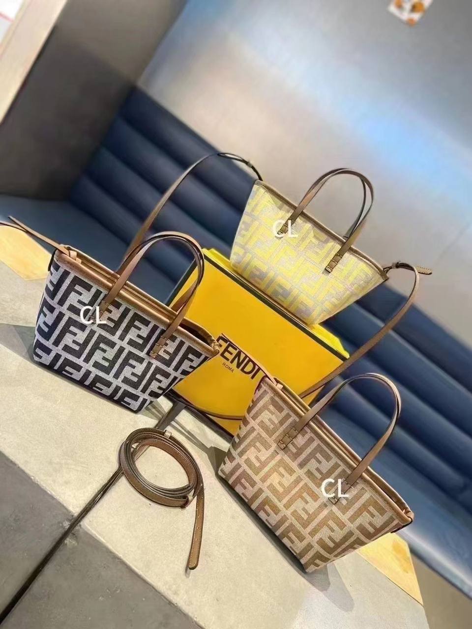 Fendi 
Best quality 

with box’s 
🎁🎁🎁

85 dhs✅
size 26 CM

Zain290
♥️♥️♥️