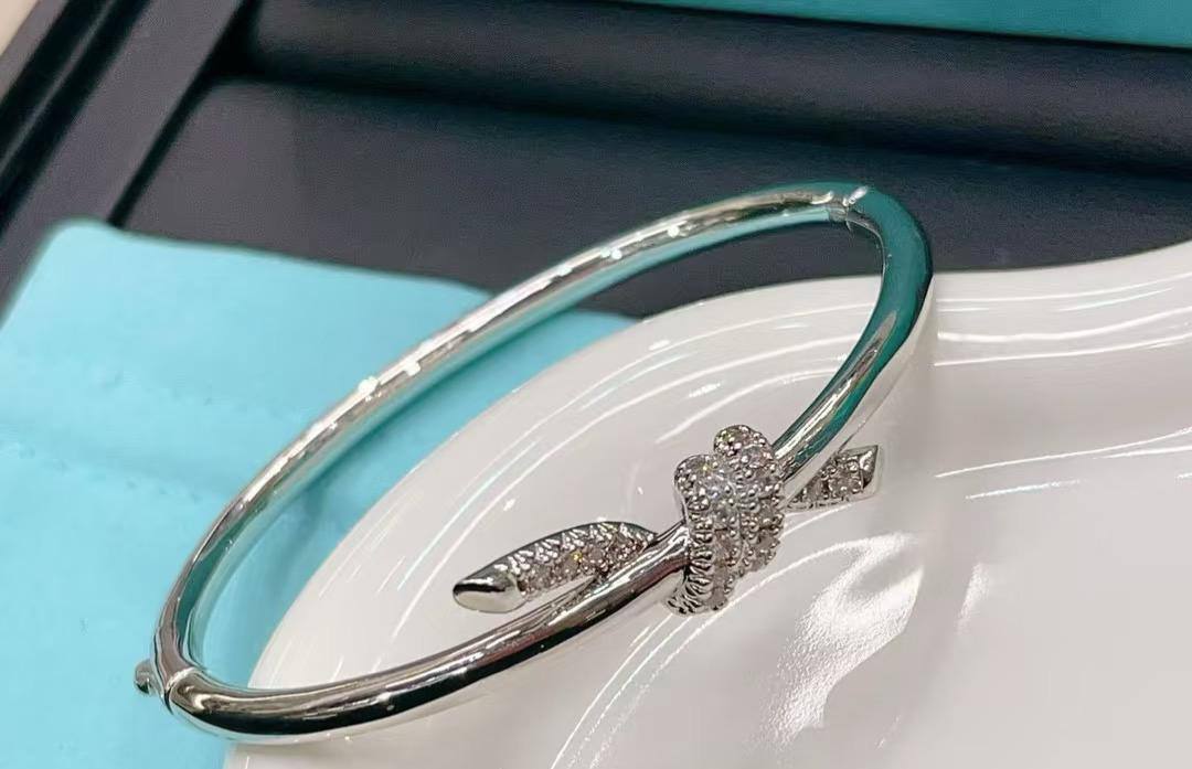 Tiffany Bangle* ⚡️
Master quality 

60 dhs🪙🌨️

normal box 📦

Zain48
♥️♥️♥️