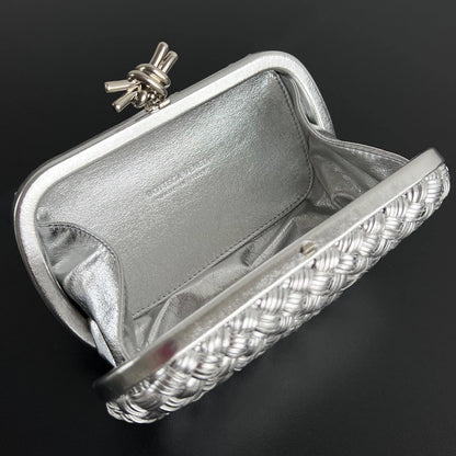 Bottega Veneta
Model:Knot Intrecciato Metal Clutch
Color:Silver / Gold
Material:Woven metal strands
Design:Signature Intrecciato woven pattern
Closure:Top Knot clasp
Size:19cm
Quality:super master🧶

For Price 👇 WhatsApp✅
0568585901 
0507557372
055227575