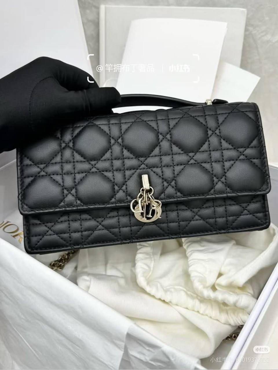 Dior
with box
110 dhs🇦🇪🇦🇪

Zain306
♥️♥️♥️