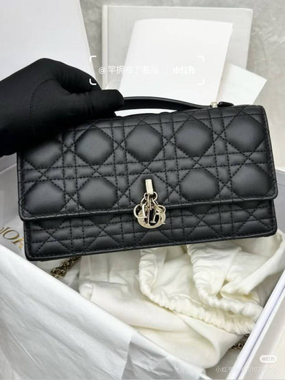 Dior
with box
110 dhs🇦🇪🇦🇪

Zain306
♥️♥️♥️