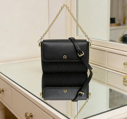 Aigner
95 dhs✅
have box🎁

Size:20/15/8

Zain07
♥️♥️♥️