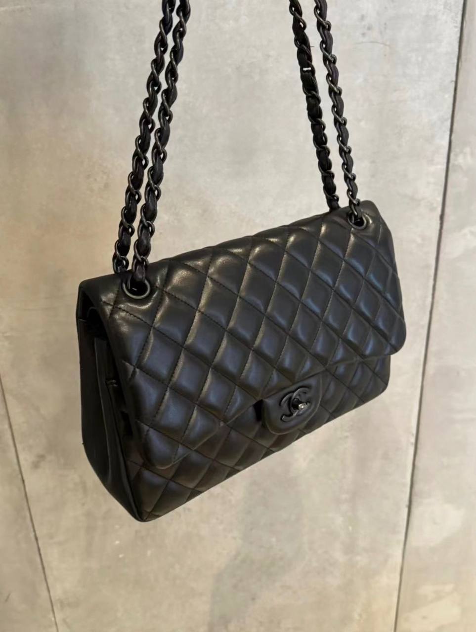 Chanel
100 dhs✅
Size：25CM

Zain35
♥️♥️♥️