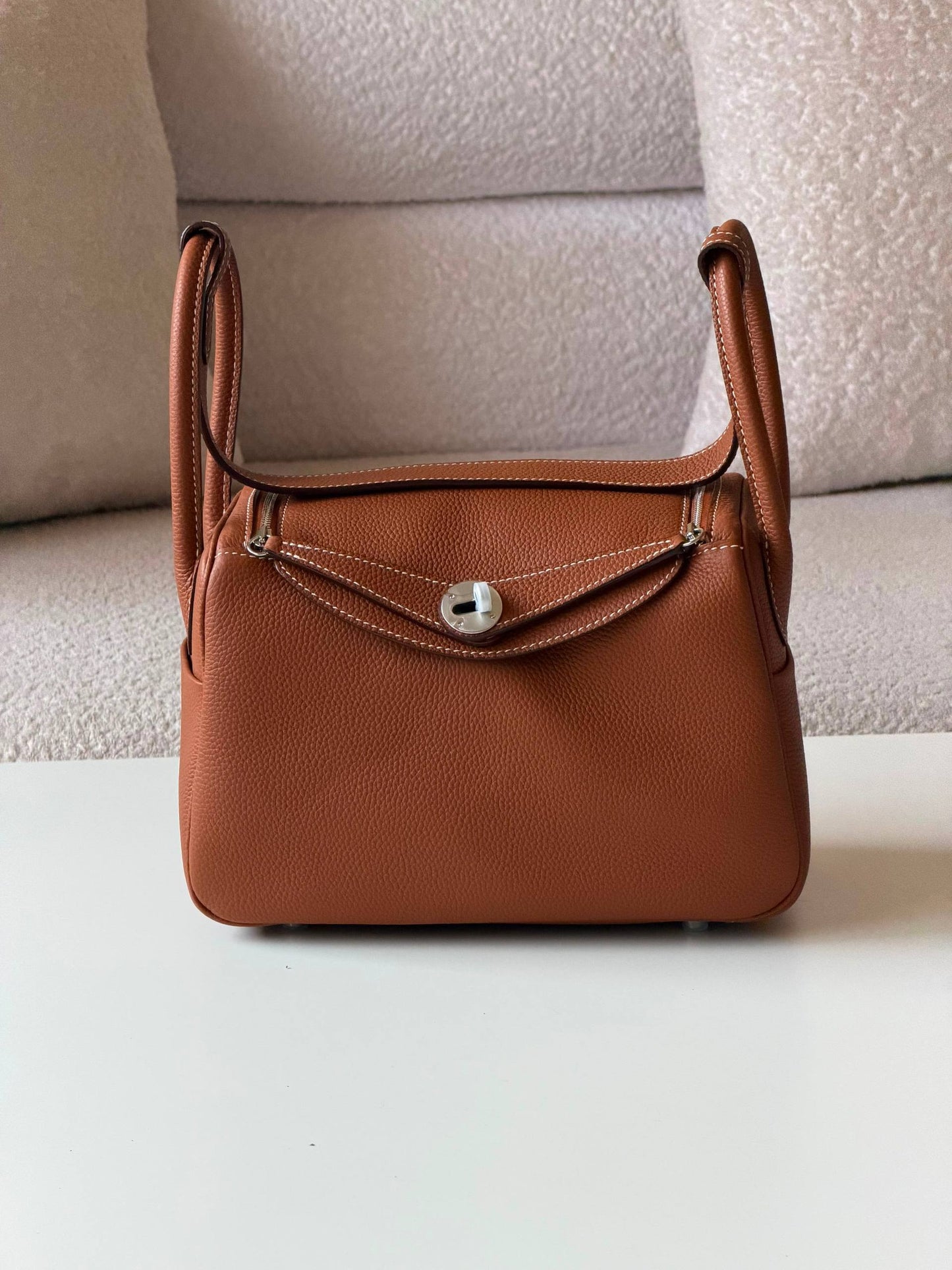 Hermes Lindy 26cm💕master quality😍with box❤️
390 dhs🇦🇪🇦🇪

Zain52
♥️♥️♥️