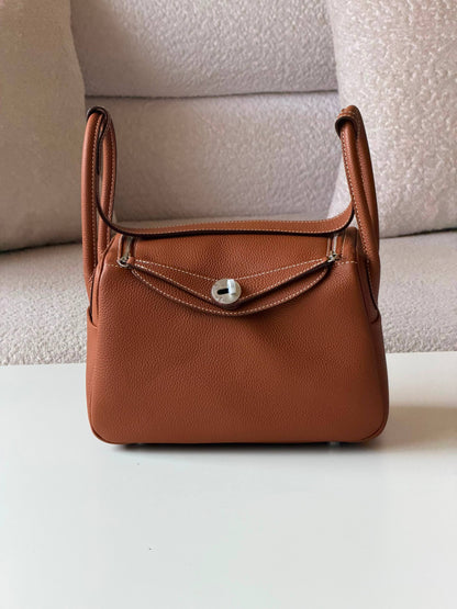 Hermes Lindy 26cm💕master quality😍with box❤️
390 dhs🇦🇪🇦🇪

Zain52
♥️♥️♥️