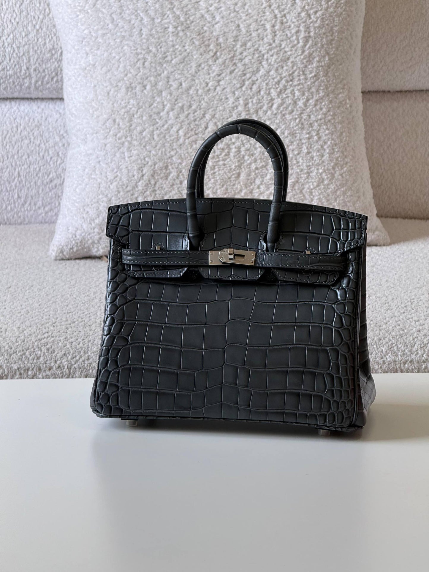 Hermes

birkin croc 25cm💥
Master quality ✅
with box📦

780 dhs❣️

Zain52
♥️♥️♥️