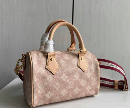 NEW✨LV✨
SUPER MASTER QUALITY🫶
WITH FULL PACKAGING🎁
SIZE::✨20CM✨
1150 dhs🪙💚

Zain254
♥️♥️♥️