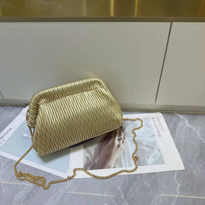 Ladies clutch bag 
90 dhs💓
size 26 cm

Zain161
♥️♥️♥️