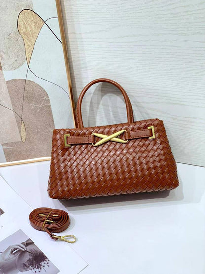 Bottega
95 dhs🪙🌨️
size 27×10×16cm

Zain213
♥️♥️♥️