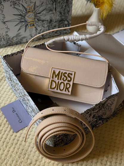 Available again✨✨✨
MISS DIOR
22cm
280 dhs🪙🌨️
Top quality 
With box🎁

Zain167
♥️♥️♥️