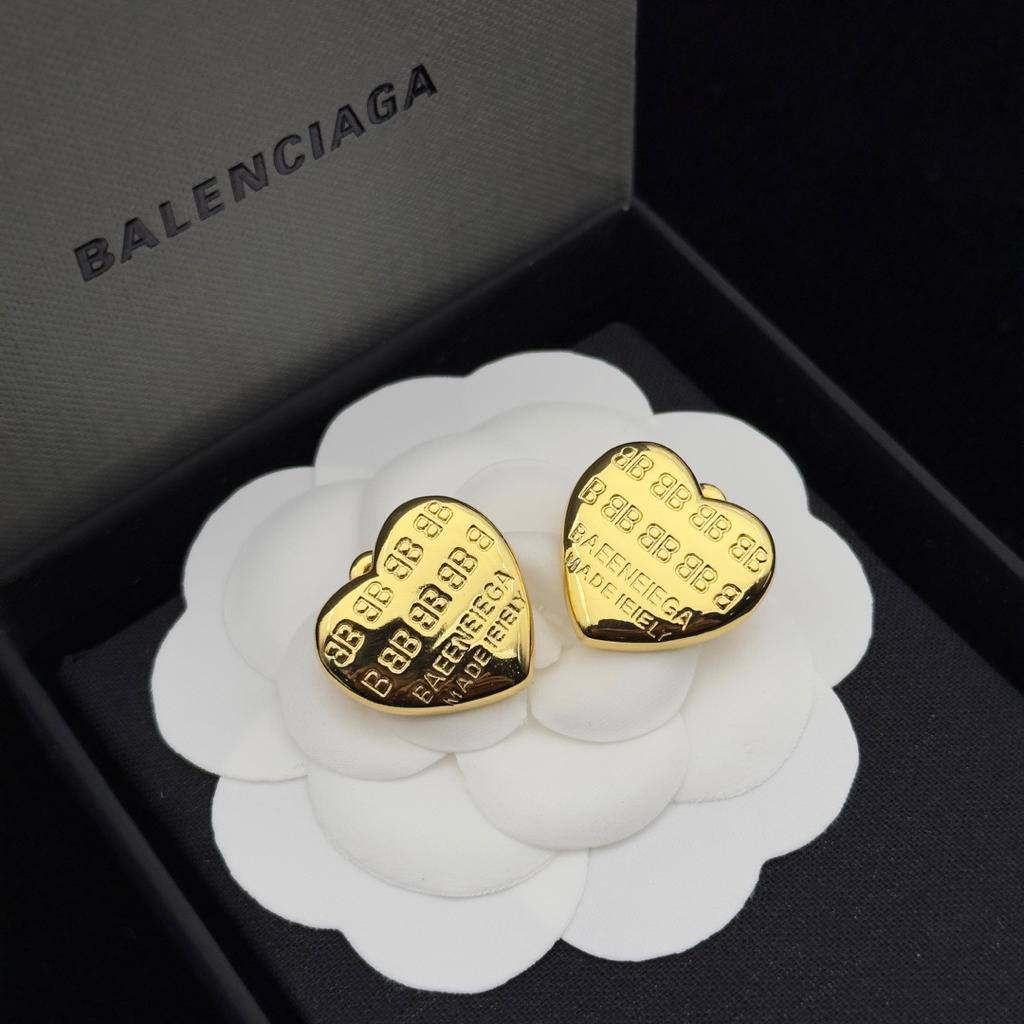 EARRING 
MASTER💫✨
50 DHS✅
WITH BOX AND PAPER BAG🛍️🎁

Zain89
♥️♥️♥️