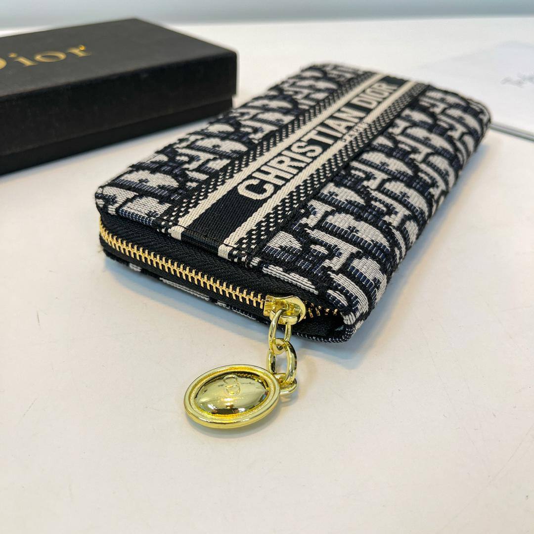Dior 

45 dhs🪙💕

with box
🎁🎁🎁

Zain44
♥️♥️♥️