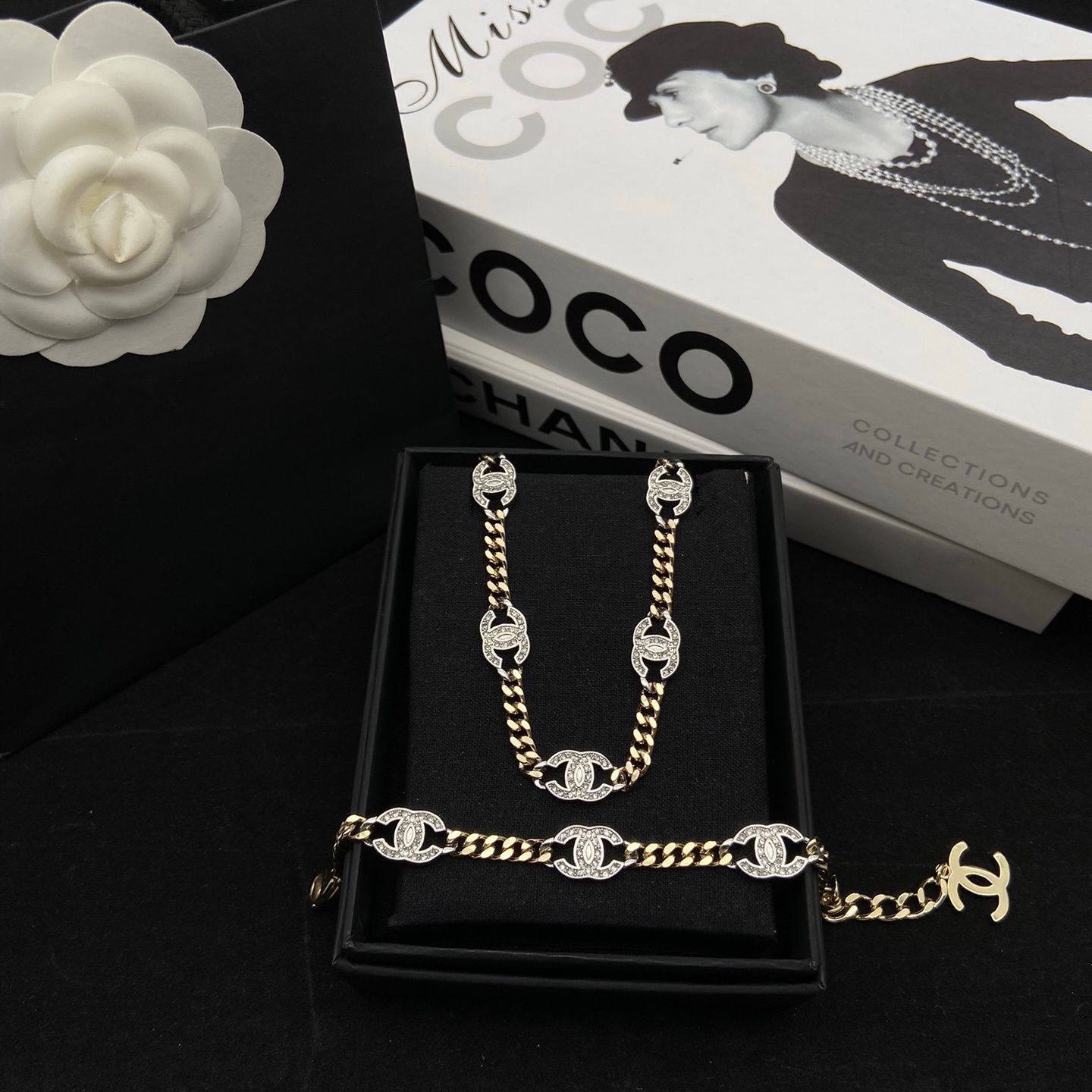 Chanel Set* 💕
Necklace 
Earrings 
Bracelet 
Master Quality 💎

*130* AED normal box 📦

Zain48
♥️♥️♥️