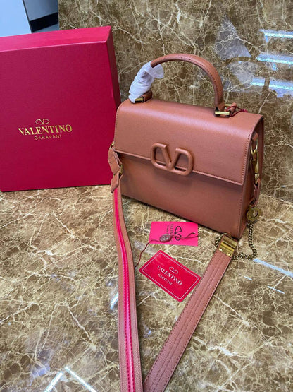 Valentino
125 dhs🪙💚

with box
🎁🎁🎁

size :25cm

Zain235
♥️♥️♥️