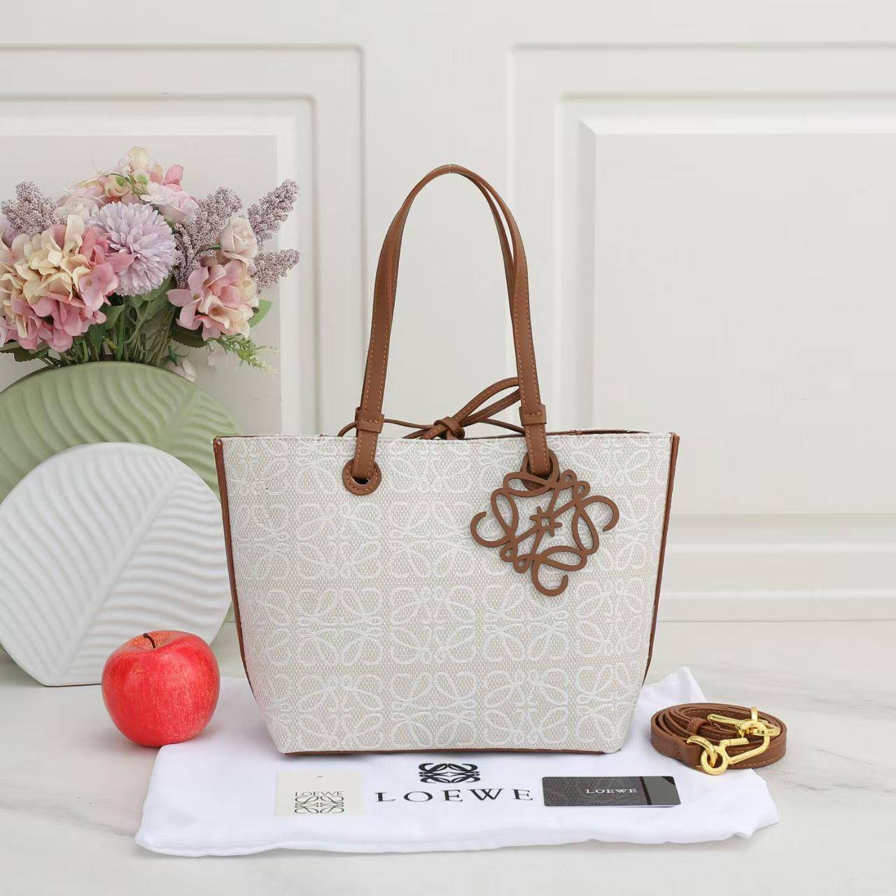 🌈 Loewe Tote
1⃣️First quality 
Size: 38 * 24.5 cm
90 dhs✅

Zain115
♥️♥️♥️